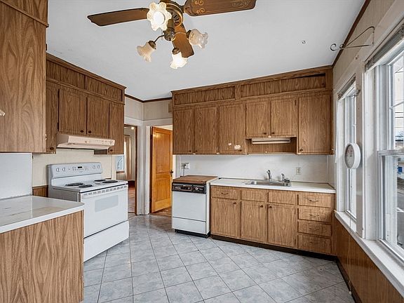 5th image of 481 Lagrange St