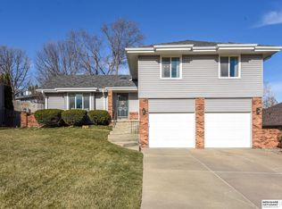 15512 Fieldcrest Cir, Omaha, NE 68154