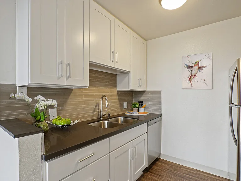 Park Overland Apartments — Photo 13