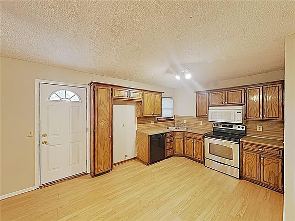 3rd image of 12333 Southgate Dr