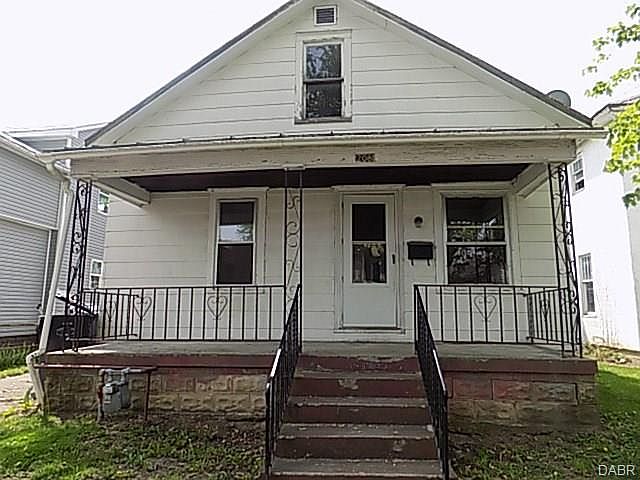 1st image of 208 E Oak St