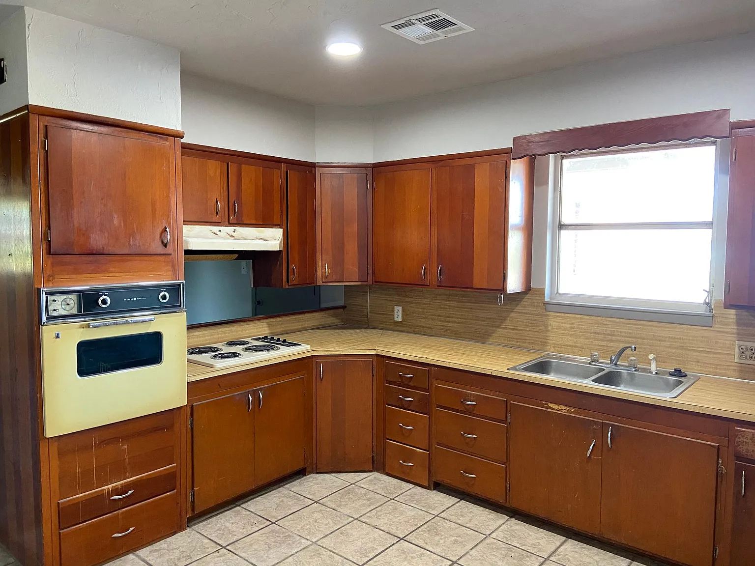 3 bed, 1357 sqft, $1,200 — Photo 2