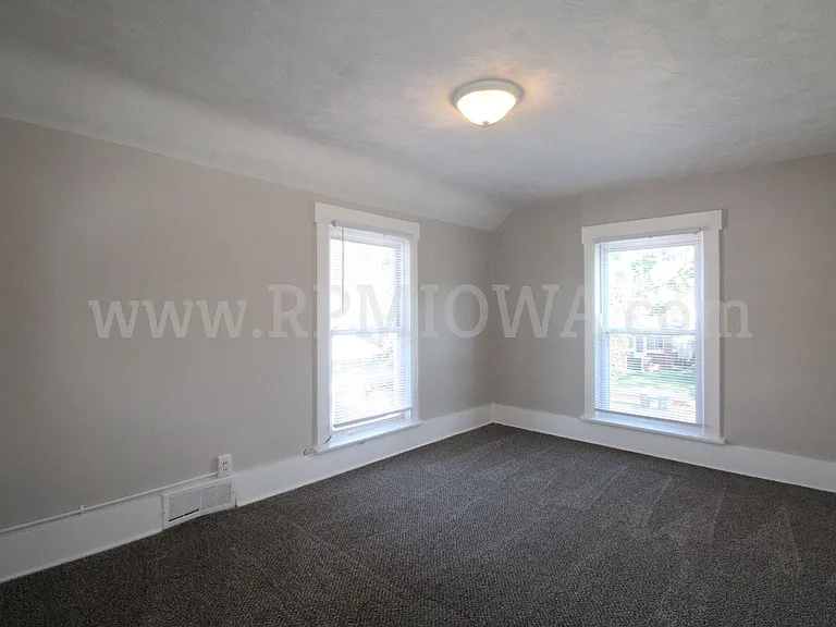 822 Clinton Ave — Photo 16