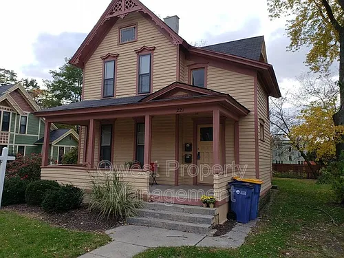 221 Hollister Ave SE Photo 1