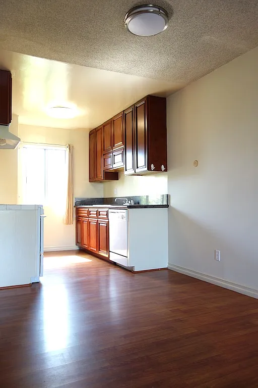 2 bed, 1100 sqft, $2,995 — Photo 3