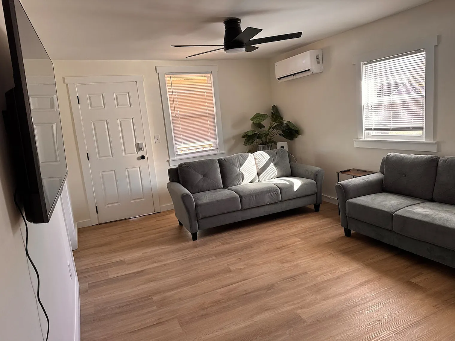3 bed, 1.0 bath, $3,036 — Photo 1