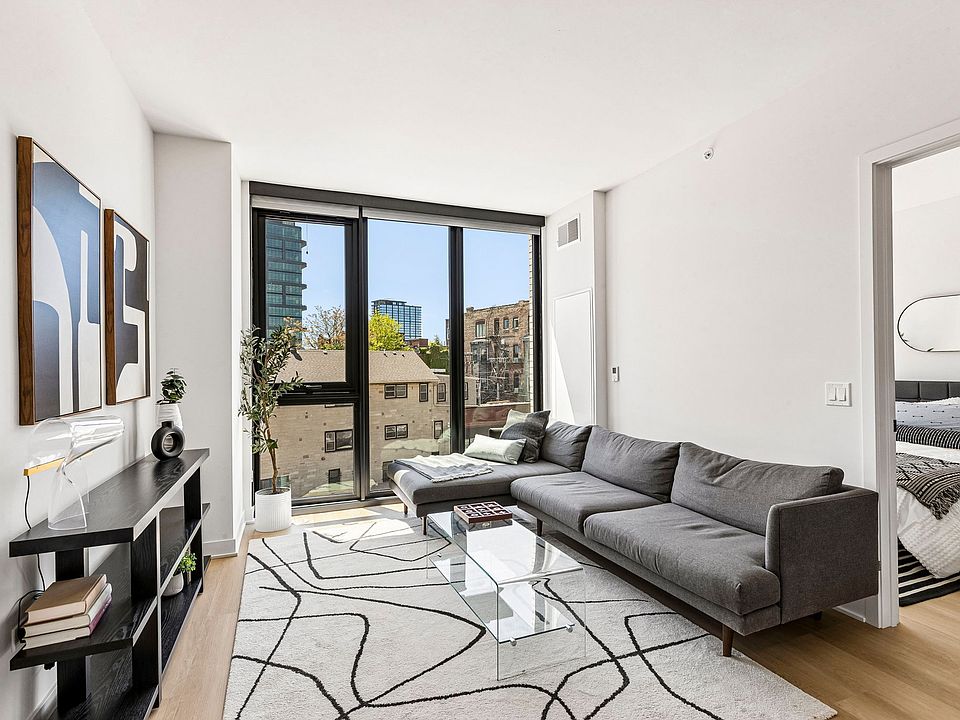 1st image of 1100-15 W Grand Ave #610