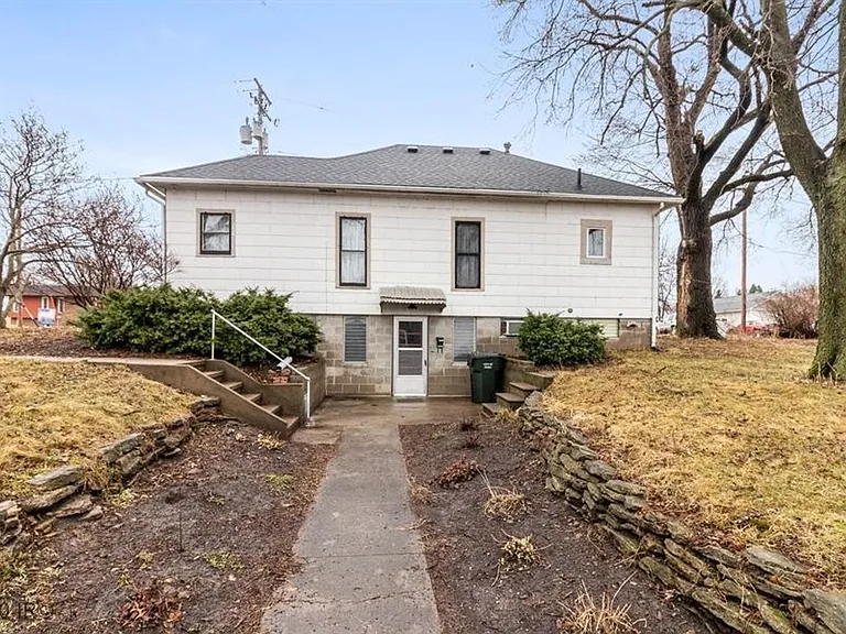1011 Evelyn St — Photo 2