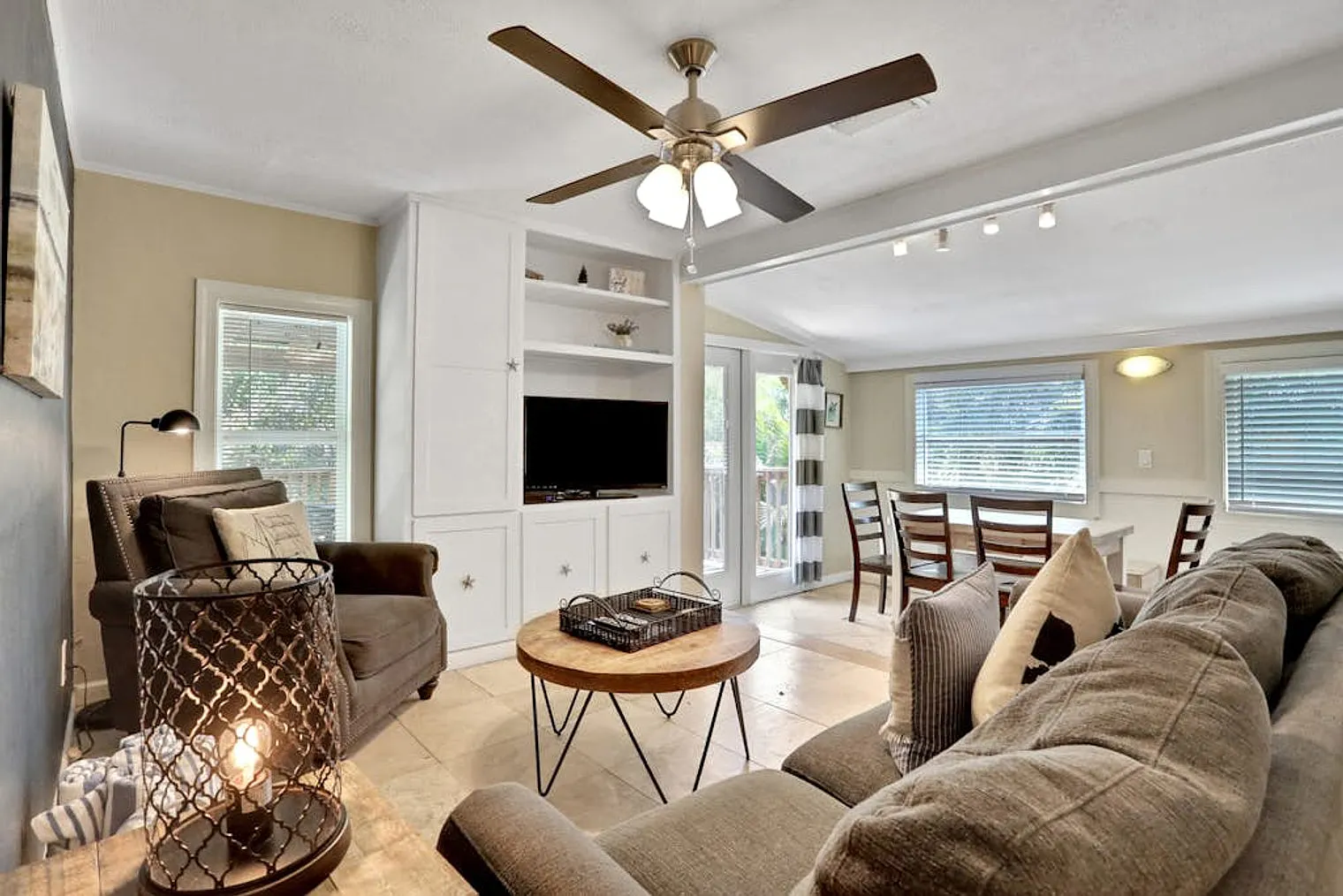 6 bed, 3.0 bath, 2045 sqft, $12,970 — Photo 1