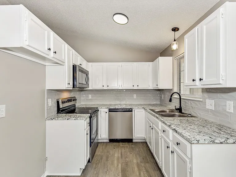 408 S Woodchuck Ln — Photo 6