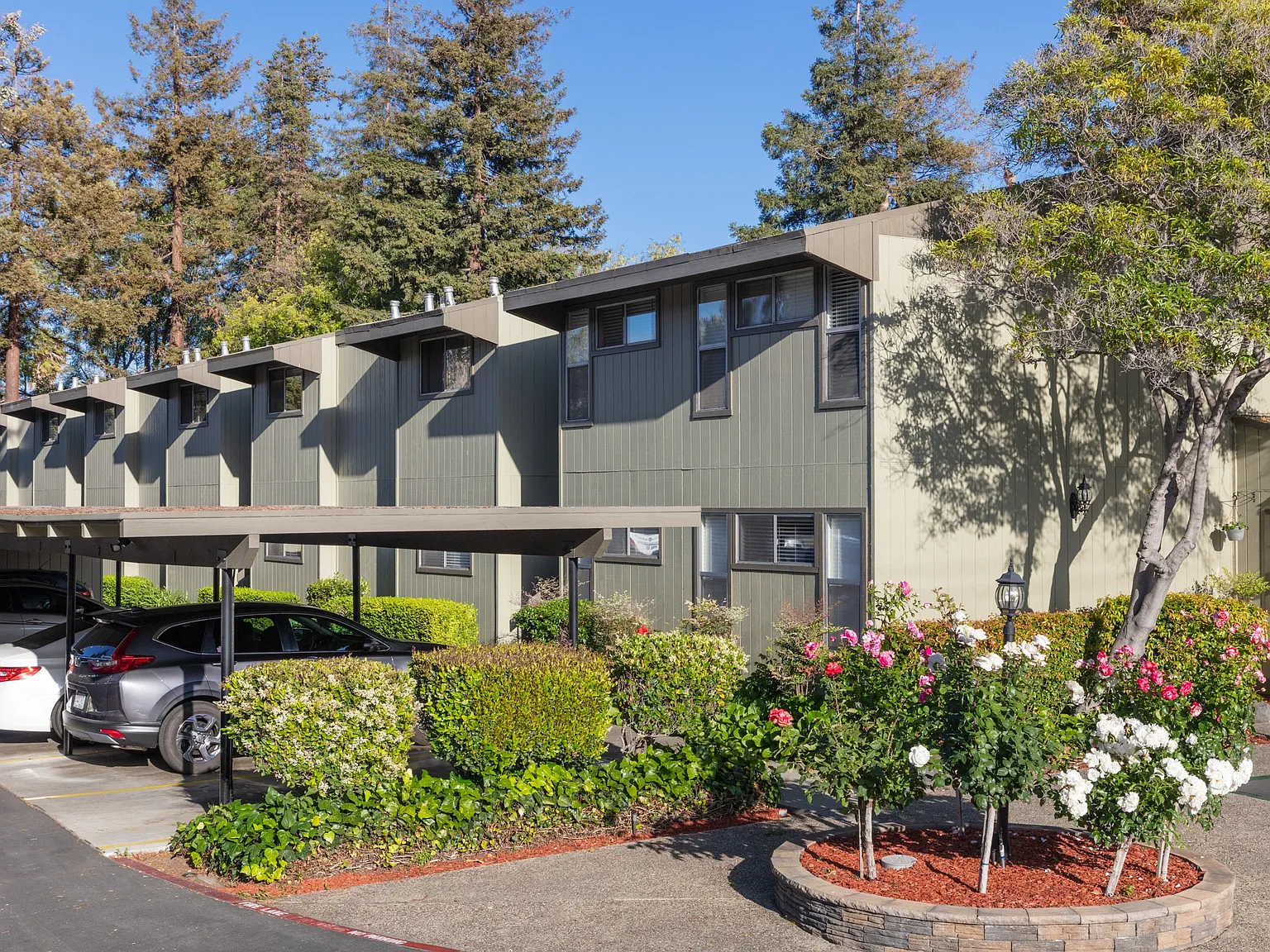 Riverdeck Apartments — Photo 2