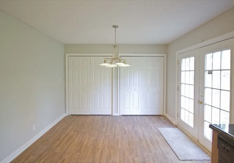 385 Louise Ln — Photo 4