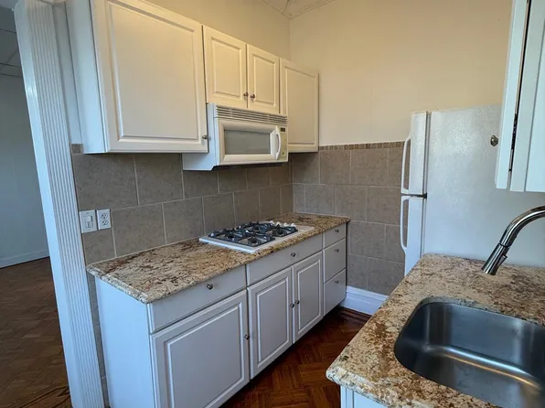 207 Jewett Avenue image 4 of 14