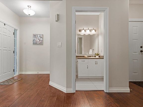 4th image of 7360 Sunshine Dr #8