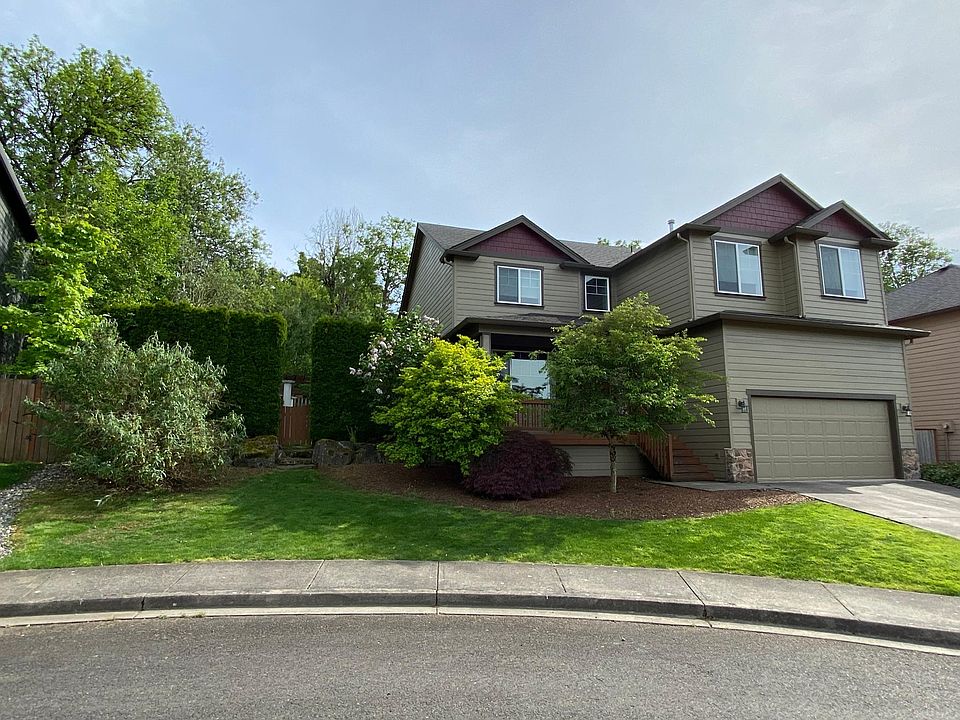 Caldesac property with nice curb appeal