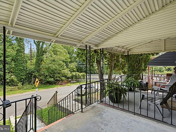 3rd image of 16 S Mount Olivet Ln