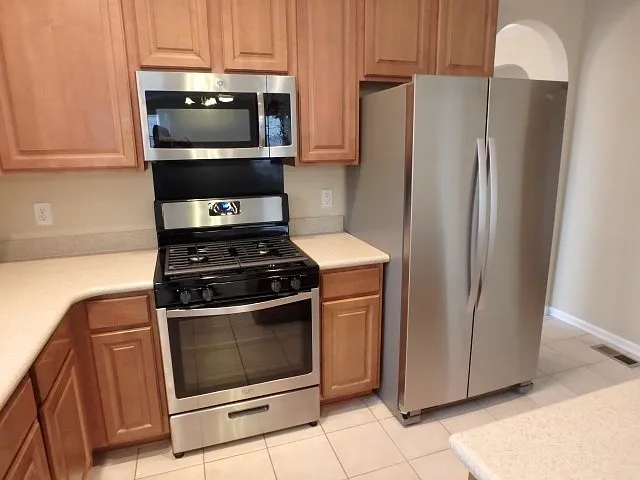 121 Hampton Lake Dr — Photo 2