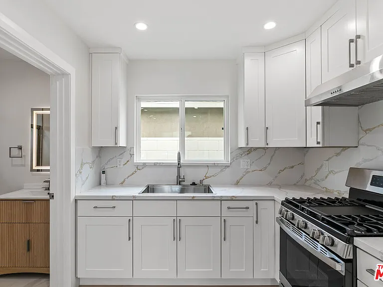 6930 Babcock Ave — Photo 6
