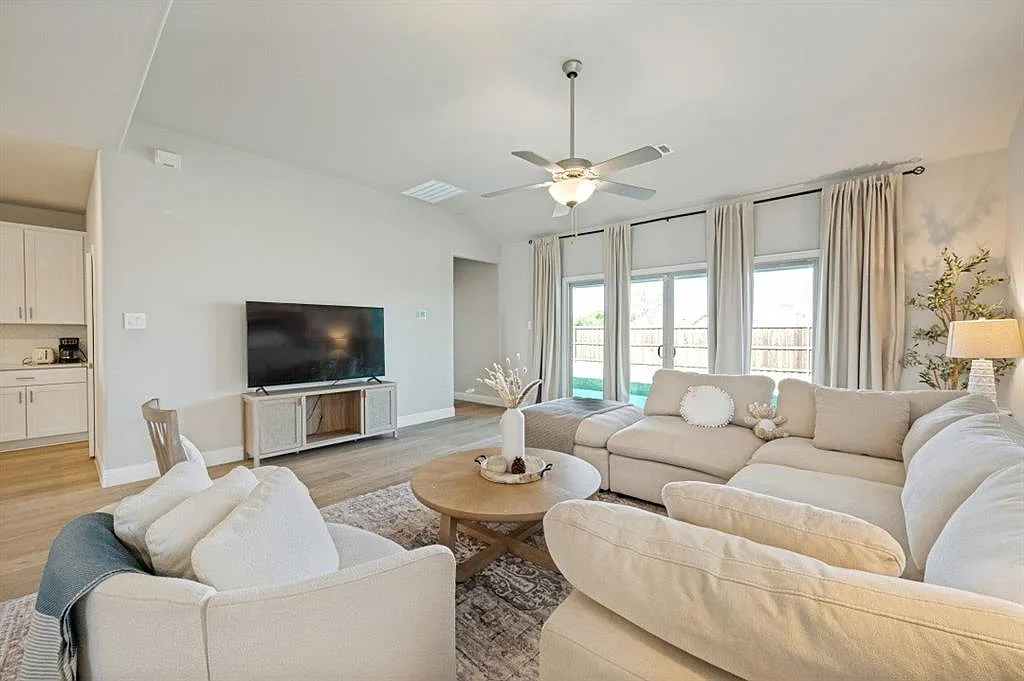 4 bed, 3102 sqft, $3,100 — Photo 2