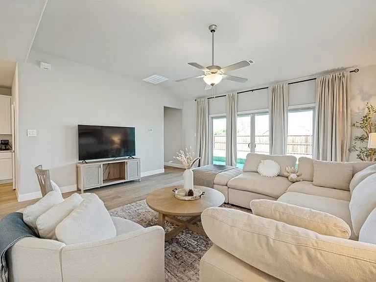821 Buffalo Dr — Photo 2