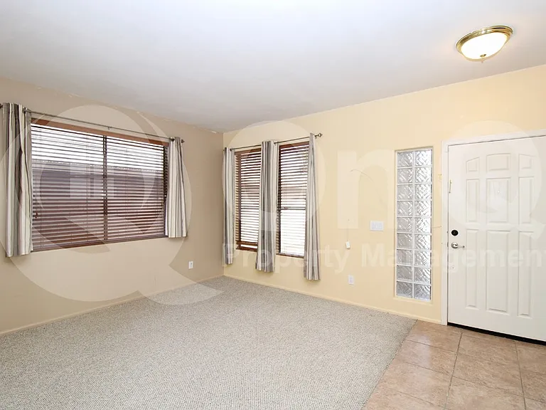 226 E Clairidge Dr — Photo 4