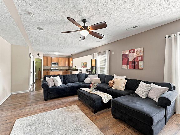 5th image of 1332 Wagy Sq