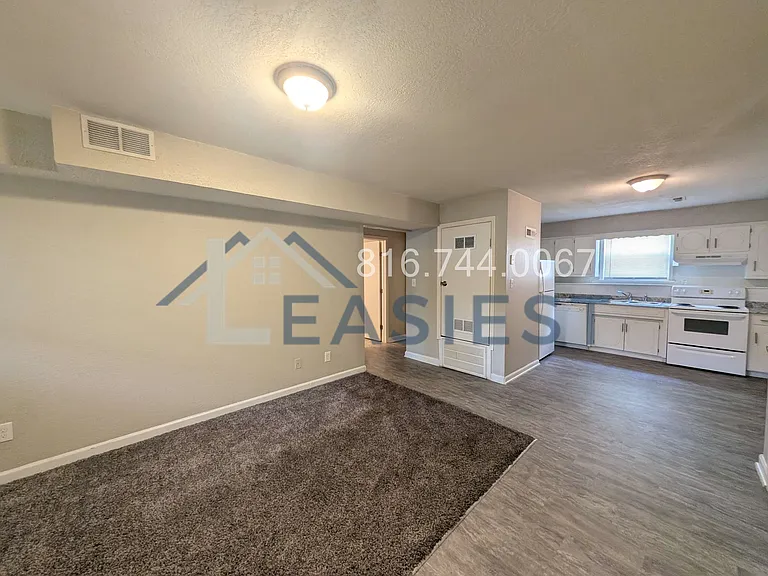 719 NE Barnes Dr #D — Photo 2