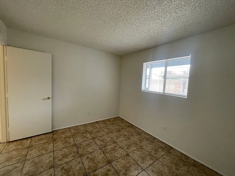 2 Bedroom And 1 Bath Triplex! **Move In Special** — Photo 13