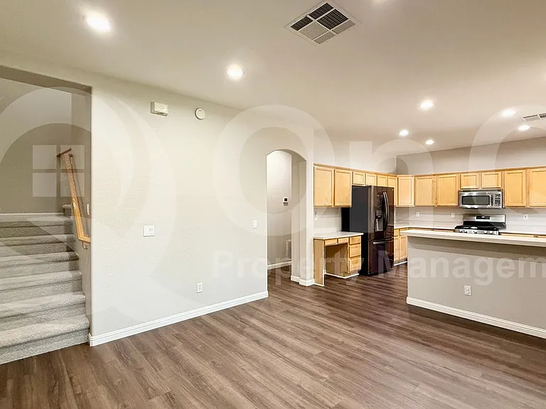 800 N Soho Pl — Photo 8
