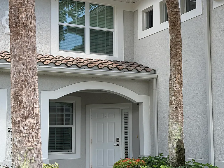 Condo perfectly located. Quiet, great neighbors, bike rack and BBQ grill in your parking lot. Undercover parking and guest parking.