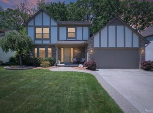 7071 Foxcreek Dr, Canton, MI 48187