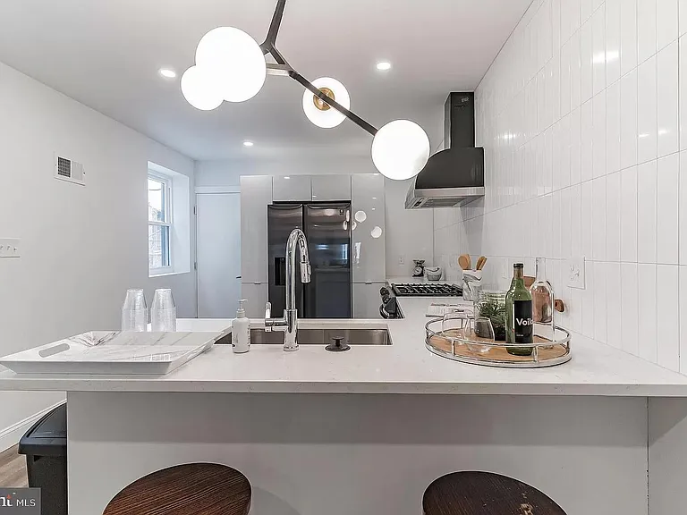 5612 Catharine St — Photo 10