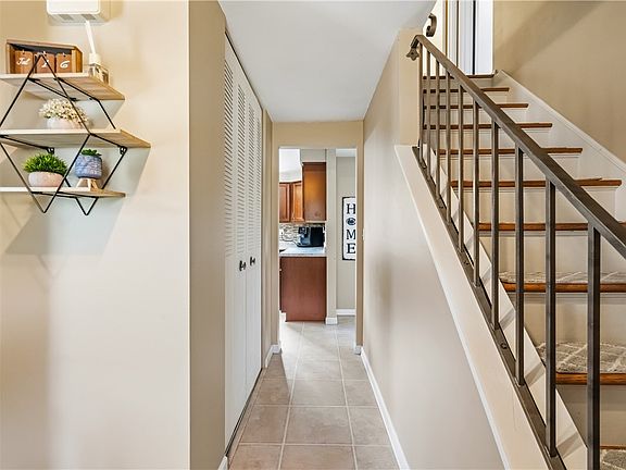 3rd image of 137 Windsor Dr