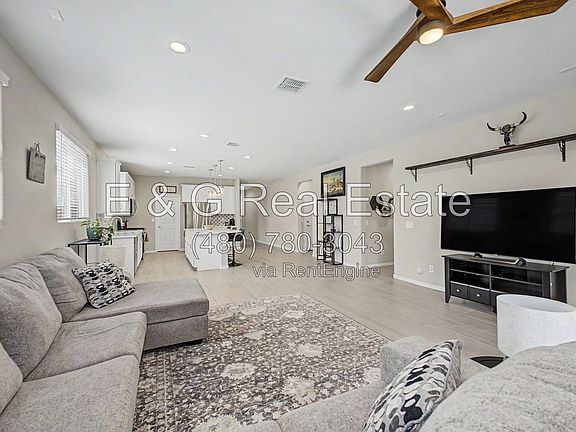 4th image of 10861 W Fillmore St