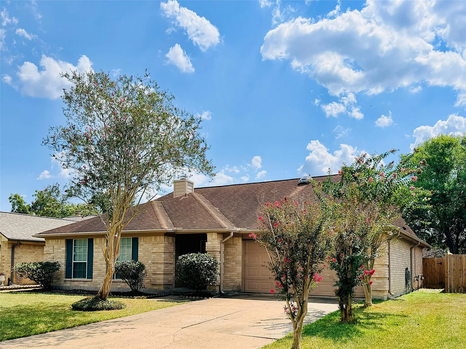 3 bed, 2.0 bath, 1832 sqft, $2,000 — Photo 1