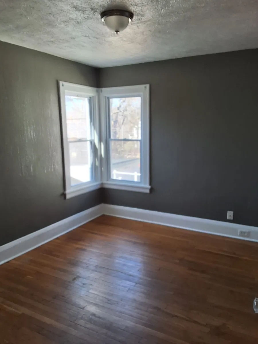 Large and Airy Bedrooms - 1574 S Taylor Rd
