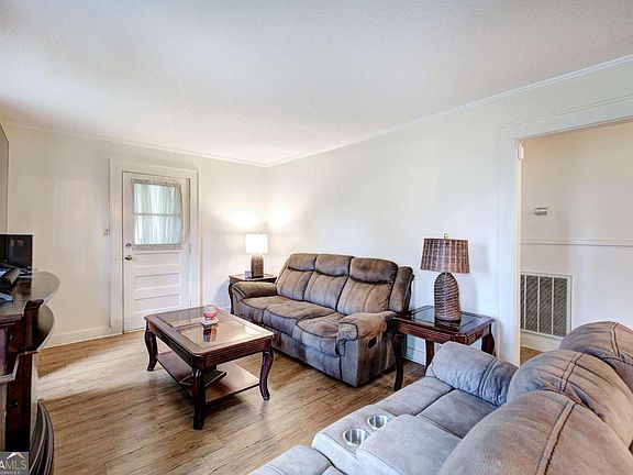 4th image of 872 Warren Rd NE