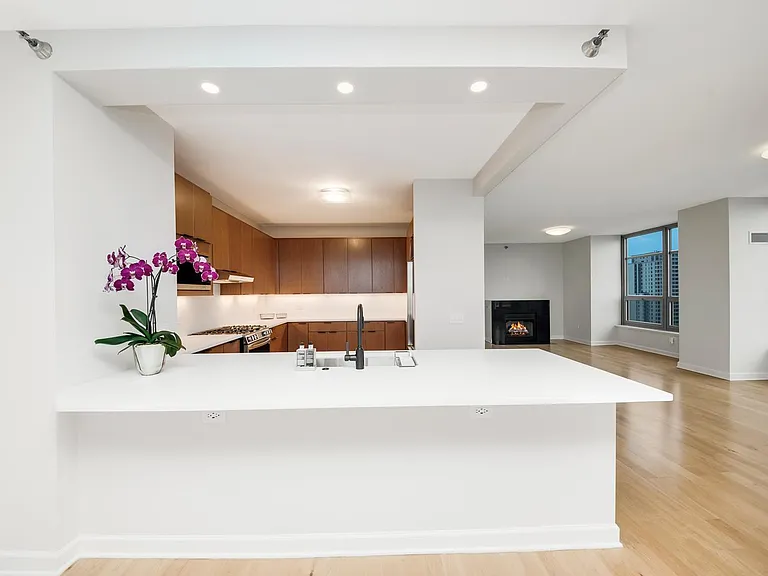1600 S Prairie Ave #1902 — Photo 3