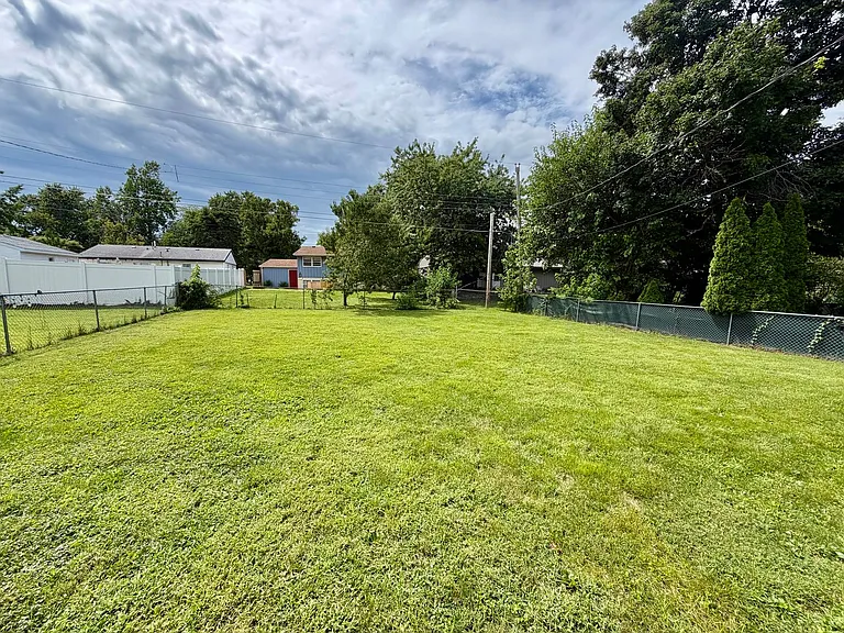1240 Dogwood Ln — Photo 8