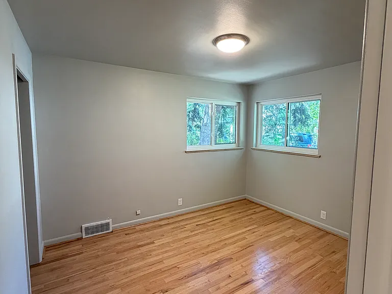 1025 Estes St — Photo 14