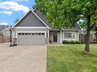 885 Monroe St, Harrisburg, OR 97446