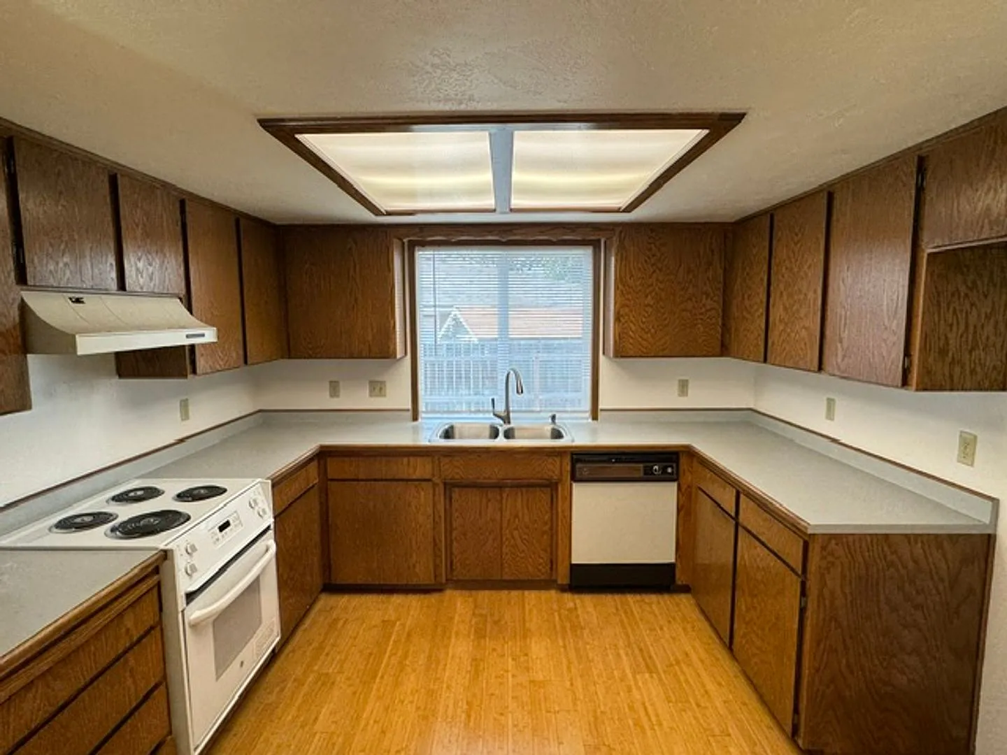 Spacious 3-Bedroom Home With Bonus Room Quiet Cul-de-Sac! — Photo 2