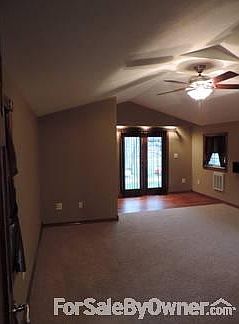 Master Bedroom
						:
						Spacious 15'x19' Master Bedroom, carpet and hardwood flooring, network and cable