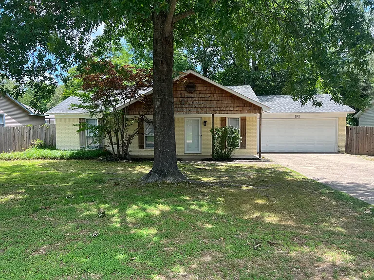 1011 Green Valley Dr — Photo 1