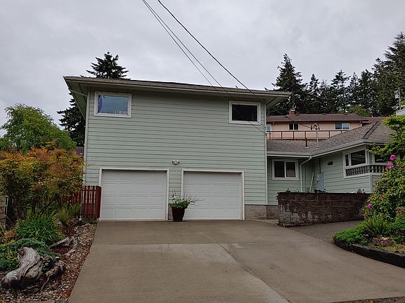 Huge garage w/ storage room