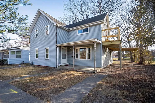 207 E Oak St Photo 1