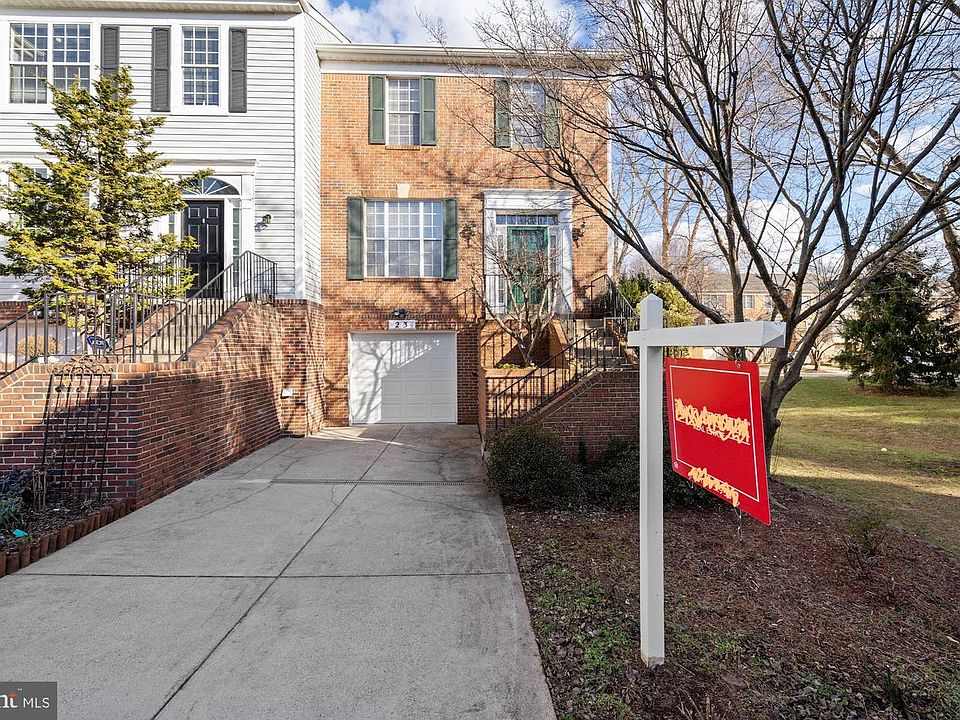 1st image of 23 Vanderbilt Ct