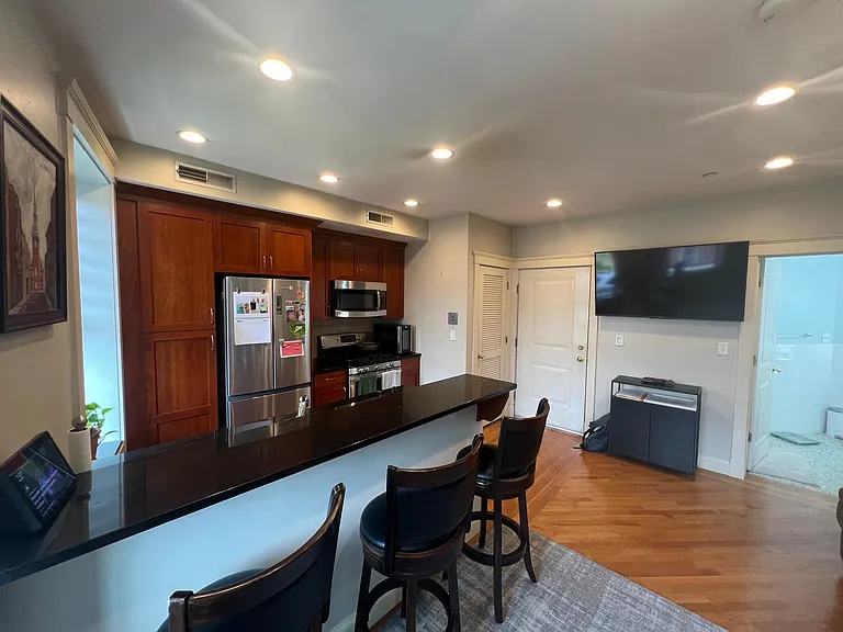 469 Hanover St #5F — Photo 1