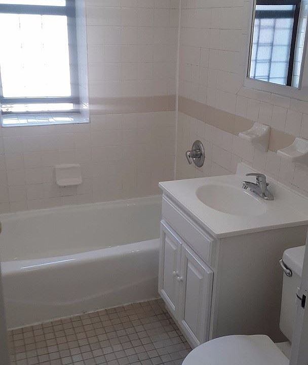 2nd image of 837 Longfellow Ave APT 4D