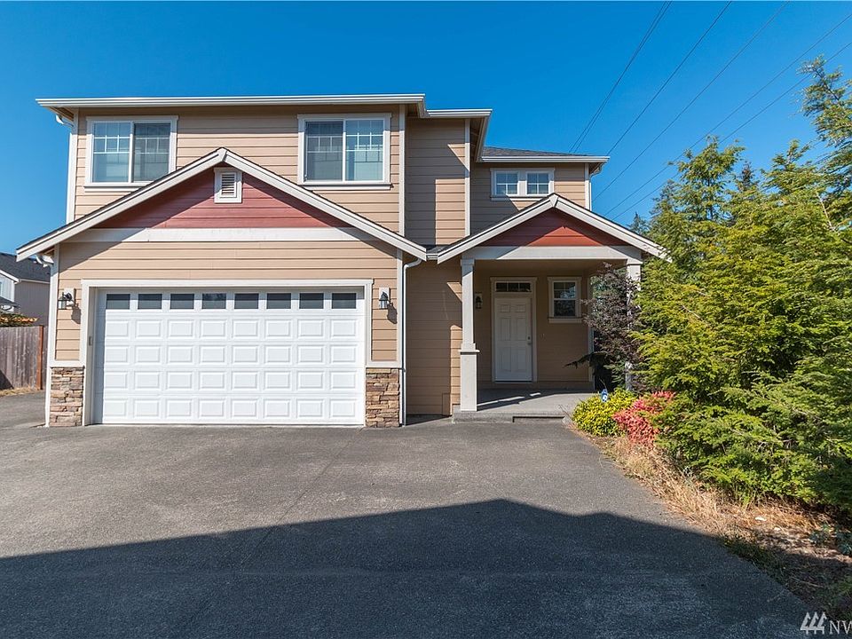 Beautiful home located in Fieldstone.  This home is located with easy access to JBLM, and Canyon Rd.
